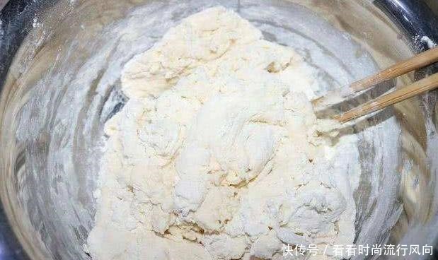 炸油条时，放一勺“它”，蓬松酥脆，粗如臂，很少人知道的方法！