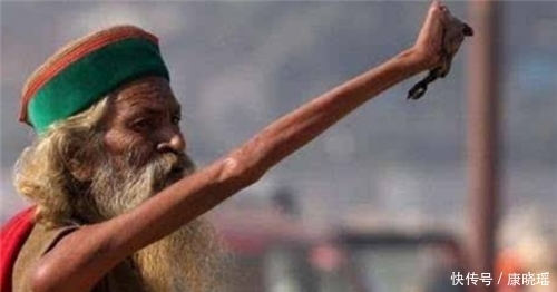 种姓制度|印度苦行僧:因为梦高举右臂47年,如今手臂固定在肩上,无法转动