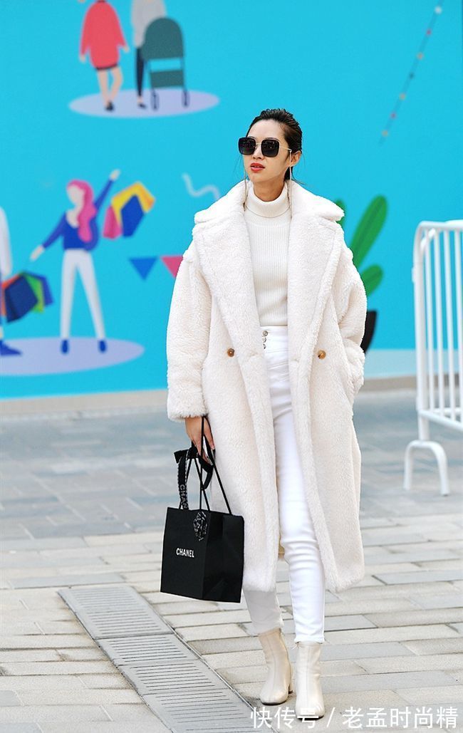 大衣 街拍:美女演绎短靴配大衣,款款漂亮
