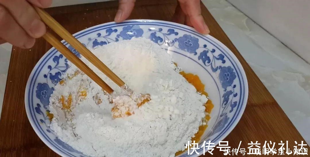 油条|半个南瓜，1个鸡蛋，不用一滴水，比油条做法简单，比蛋糕都好吃
