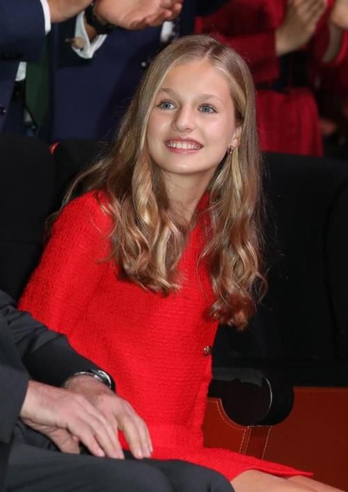 西班牙|真正的贵族穿搭都简约，看西班牙公主莱昂诺尔，穿红色套裙真高级