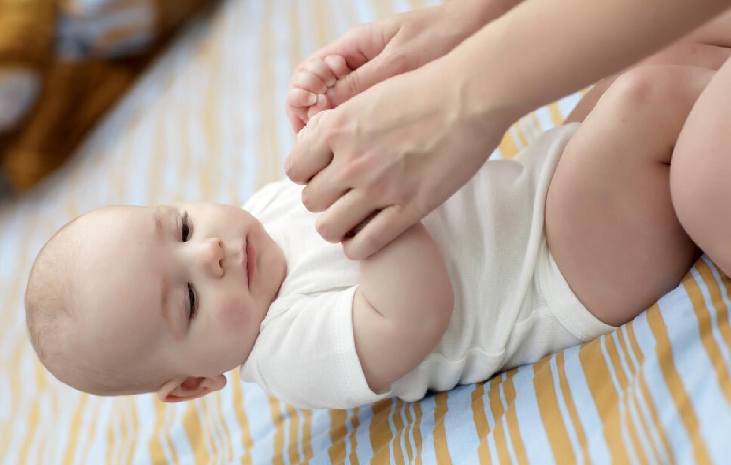 两个月|这样陪两个月婴儿玩耍,不仅促进大脑和身体发育,还拉近亲子关系