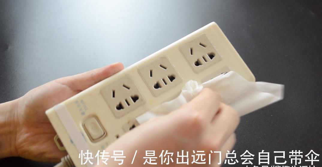 家里插排用久了很脏难清洗 只需用它擦一擦, 立马焕然一新