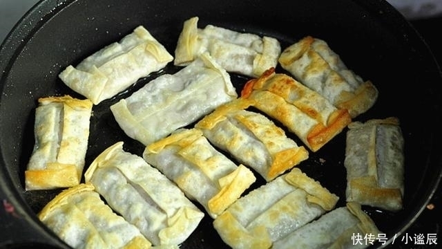 早餐别吃油条了,教你懒人做法,2块钱馄饨皮就搞定,比油条更香