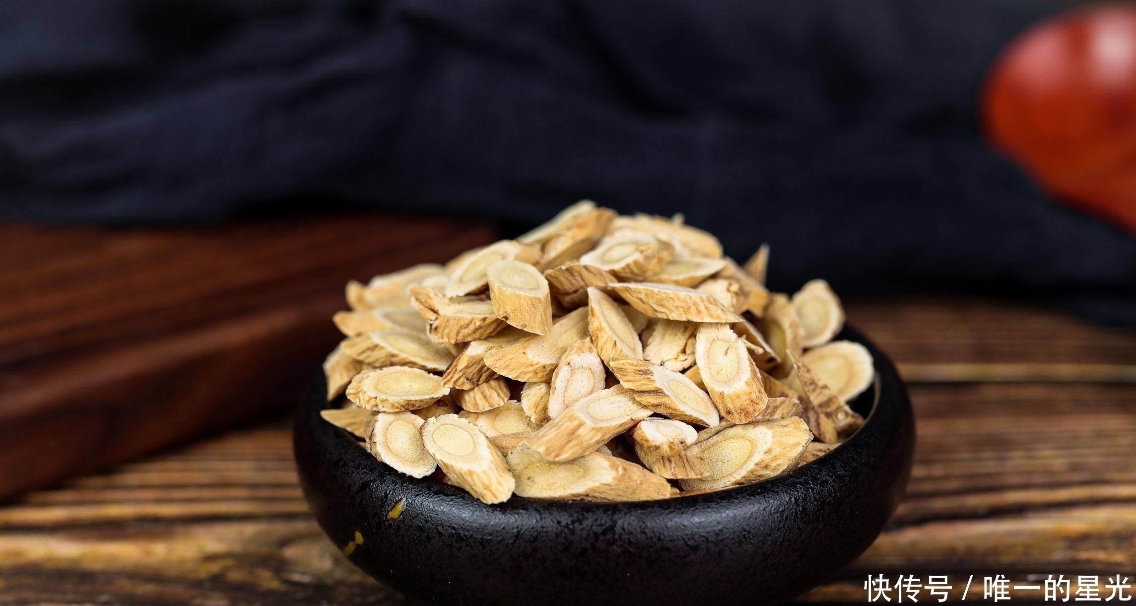 脾胃|黄芪泡水喝,有3个“黄金搭配”,补气血、益脾胃,你泡对了吗