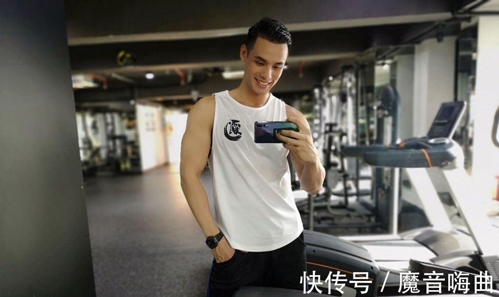 广州大学|爱健身的90后体育生精心雕琢结实的肌肉，如今还兼职做模特！