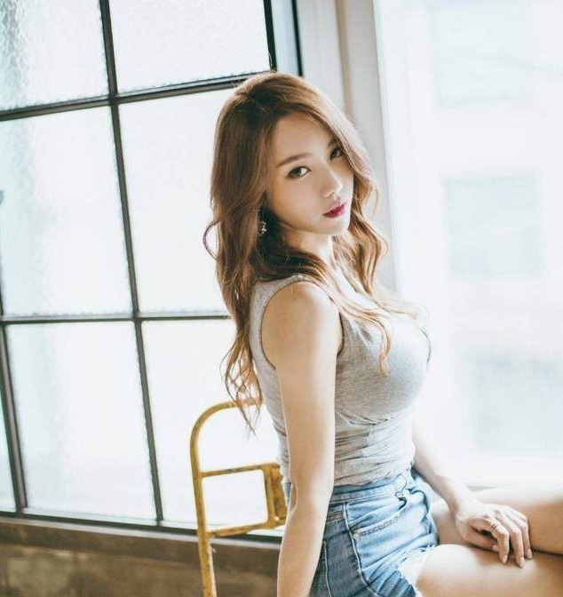 街拍,穿性感的牛仔裤,亭亭玉立的迷人身材,怎么能不心动!