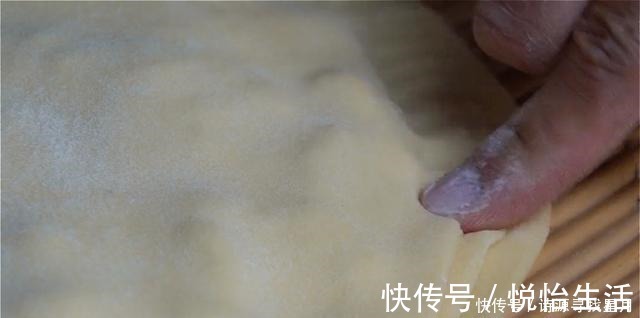 玉米面这样做真好吃，一擀一煎，5分钟出锅，连吃一个月都不腻