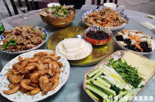 请朋友在家吃饭,花150元做了六道菜,去餐馆吃最少要几百元