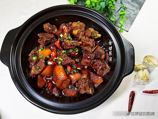 这蔬菜与排骨是完美搭配,鲜香味美好下饭,炖一炖连锅上桌