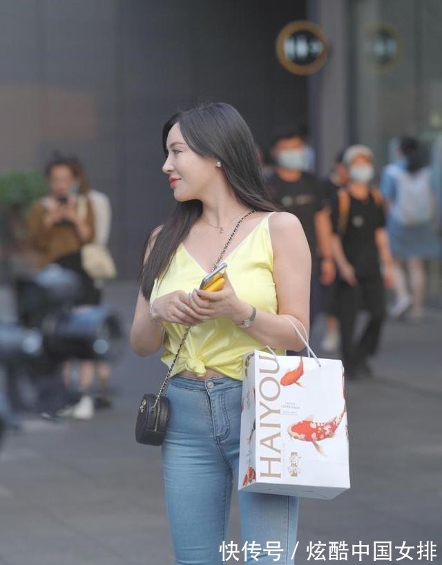 版型 微胖小姐姐短款上衣搭配牛仔裤,时髦显气质!