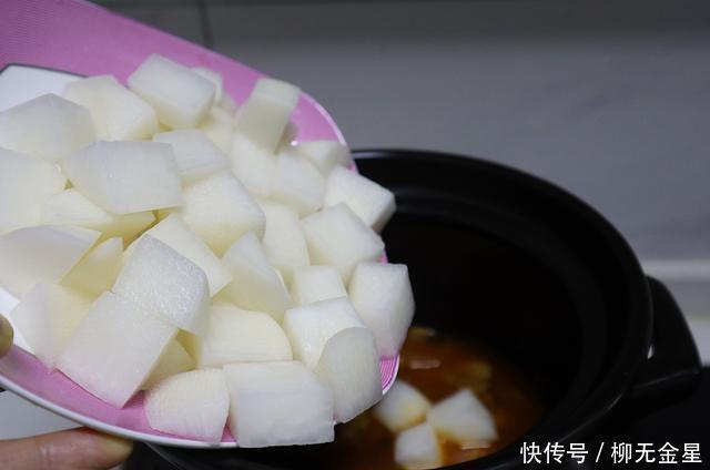 天冷就要吃点暖身菜,几种食材炖1锅,热乎乎的越吃越暖和