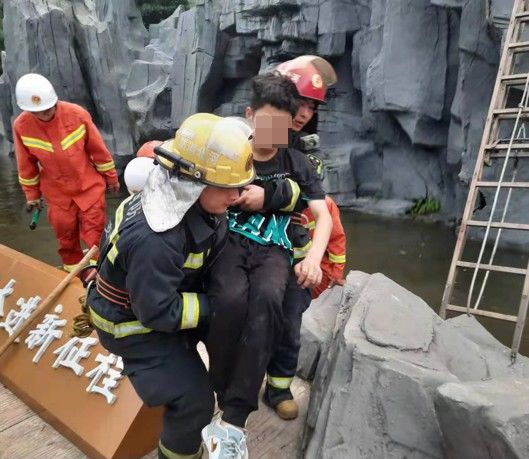 杜楠|俩男孩掉落6米高假山，消防员“开山”救人
