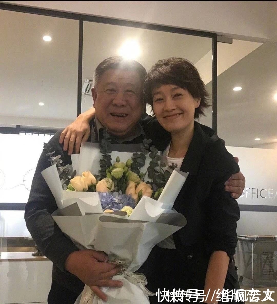 长发|马伊琍终于换回短发,长发扎马尾虽减龄,可还是短发适合她!