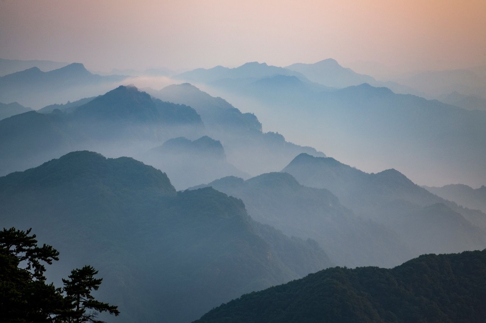 闲游|闲游武当山—云雾中的武当之巅气势依旧