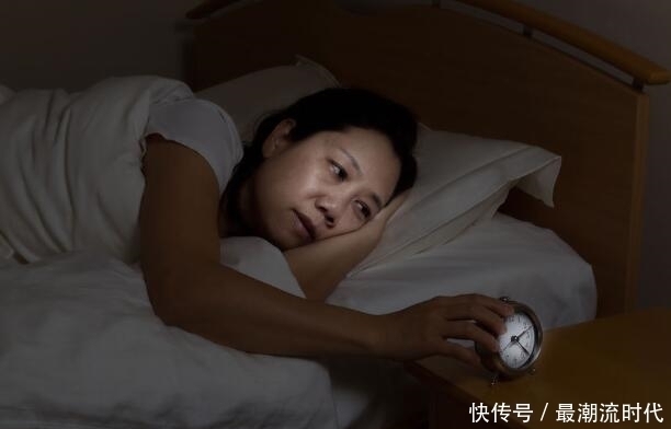 女人|女人中年后，身体感到4种不适，或是提醒你即将进入“闭经”期
