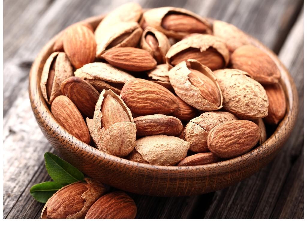 羊奶粉|坚果是骨质疏松的“加速器”?提醒父母:3种食物,或许也该少吃