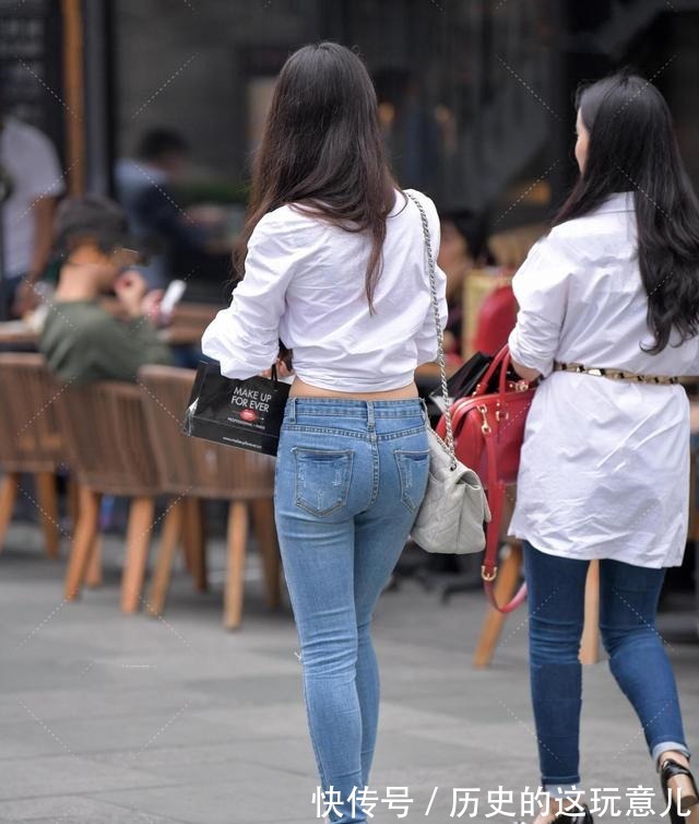 日常生活中 白衬衫以不同的方式打结,搭配撕破的裤子很漂亮!
