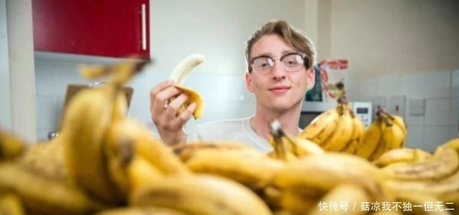 每周|英国小伙把香蕉当主食,不听医生的劝告,每周吃掉150根香蕉!