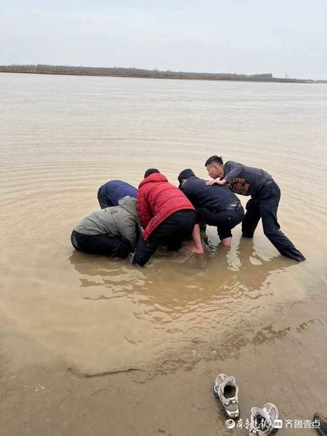 淤泥|凡人歌｜女子身陷黄河滩淤泥，一群好心人泡在冷水中施救