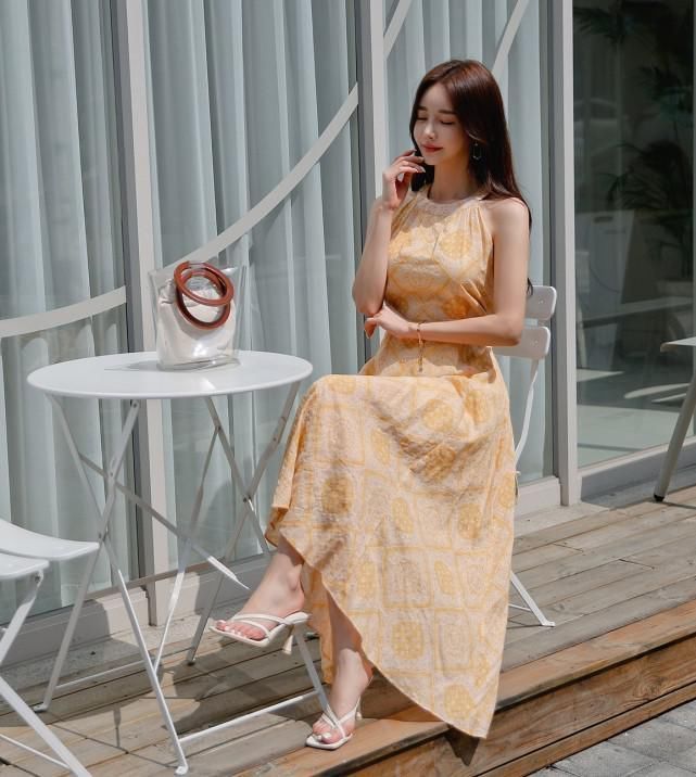 孙允珠鲜橙挂脖无袖不规则长裙,打造夏日清凉穿搭