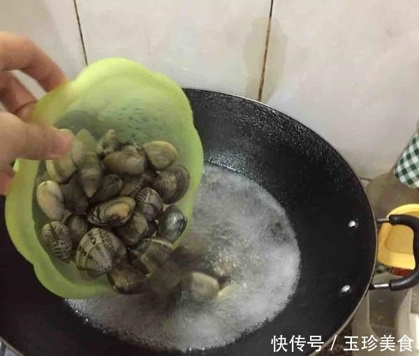 炒花甲怎么才能做出鲜味又没沙子？海边人教你正宗做法，巨赞！