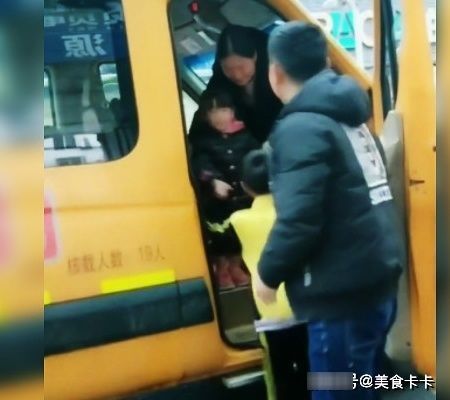 二胎|妹妹放学从不让哥哥抱,这次意外了,可把哥哥高兴坏了