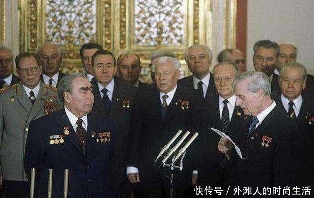 赫鲁晓夫|苏联历史告诉世人不要小瞧站在身后的人，他们才是挖苏联墙角的