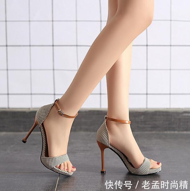 简约的一字带高跟鞋,穿脱轻松方便,散发出温柔的女人味