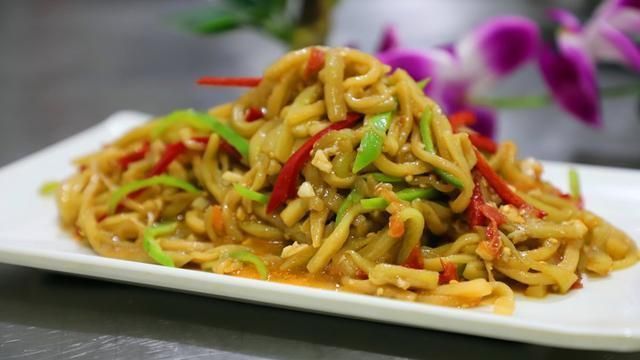 2个茄子1个西红柿,大厨教你家常炒茄丝,颜色不黑不油腻,真好吃