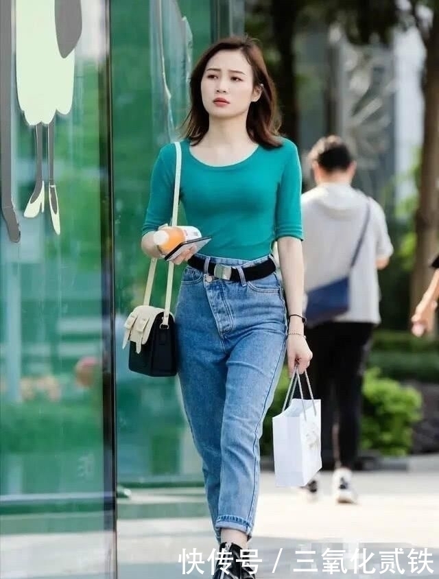 气质|女人过了40岁,跟着穿直筒牛仔裤,时髦减龄又显气质