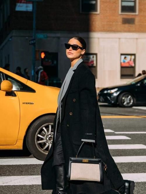  羊绒|呢大衣不吃香了！如今流行“羊绒大衣”，搭配这几条裤子最好看