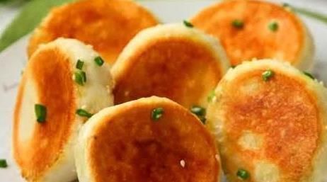 色泽金黄，酥脆焦香松软可口，外皮酥脆，内层松软，咬一口满嘴香