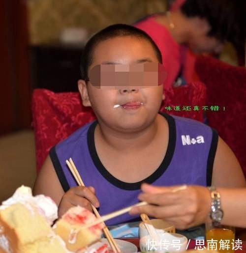 策策|俩个同龄宝宝在一起玩,身高体重差距大引争议:小码遇到了加大码