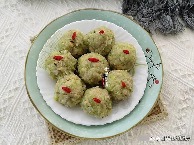 近期，这蔬菜我家经常买，擦丝团成丸子蒸一蒸，两口一个好鲜美