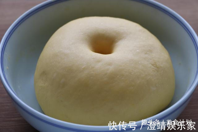 包子|普通面粉加2个鸡蛋做的小面包，松松软软，比包子馒头好看更好吃