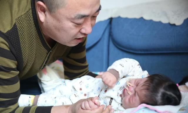 全家|45岁高龄妈妈生二胎,23岁儿子举手赞成,孩子出生之后全家沉默了