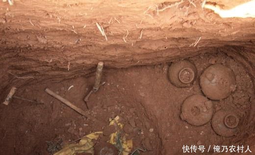 1972年,专家勘察罗士信墓,却发现密密麻麻的盗洞,顿时深感无奈!