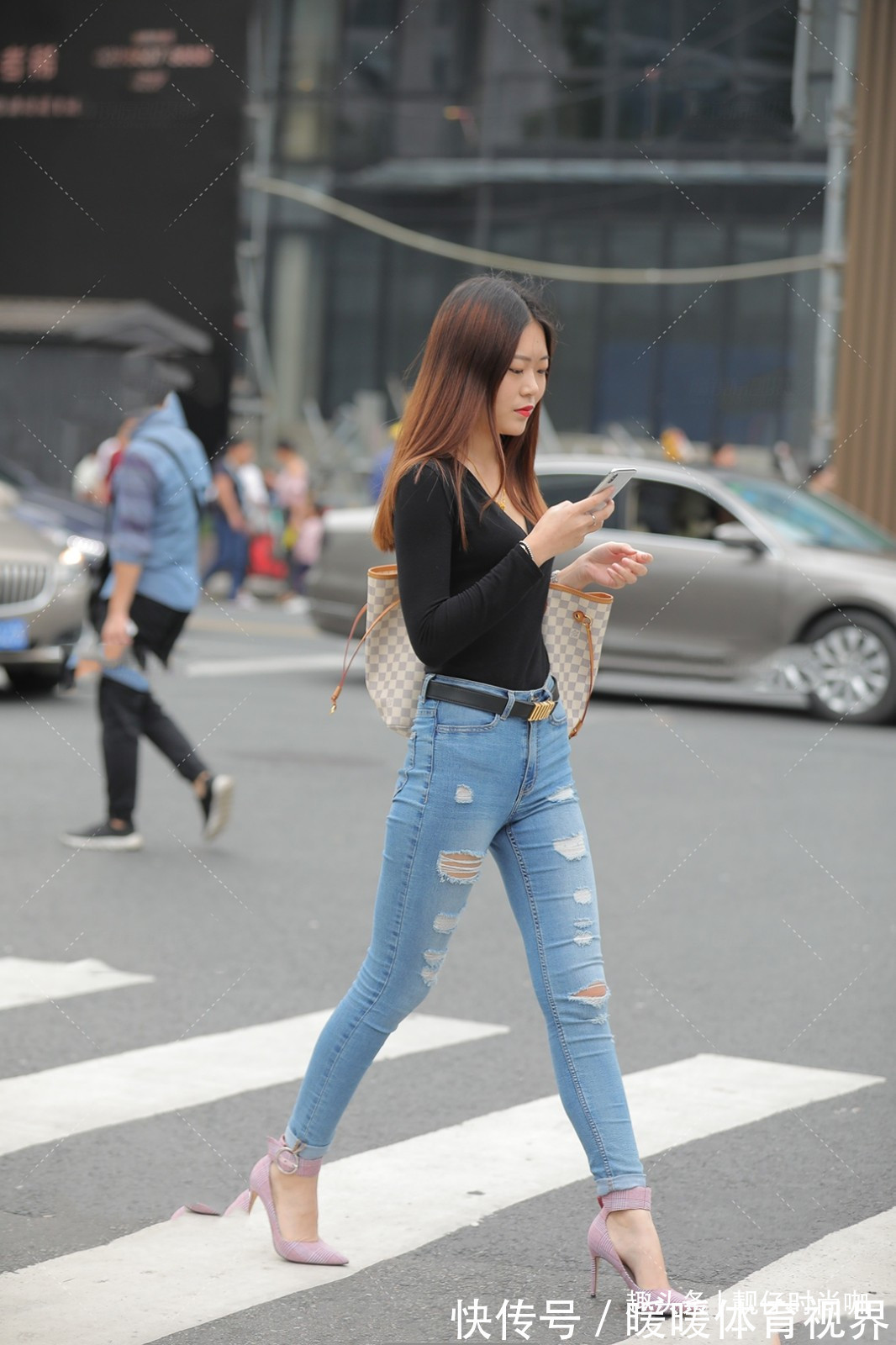 高跟鞋|美女黑色上衣+牛仔裤穿搭,显瘦显身材,出街展示别样气质!