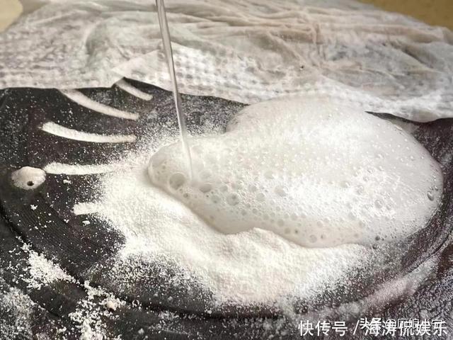 婆婆家锅底油垢太厚,巧媳妇只用1个小妙招,旧锅马上变新锅