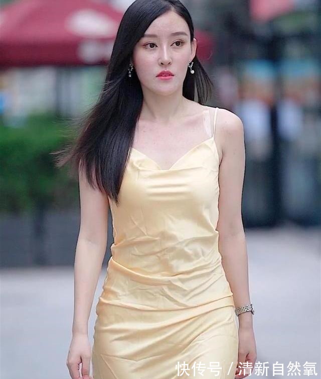 真丝 姐姐穿了一件真丝吊带裙，显示出成熟智慧的魅力！