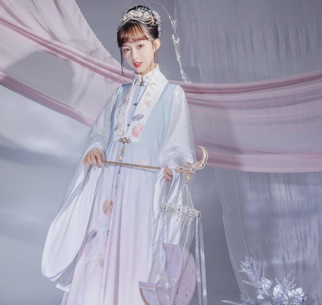 月宫|被这款“月宫仙子”汉服美到了,仙气又梦幻,可惜穿上身很廉价
