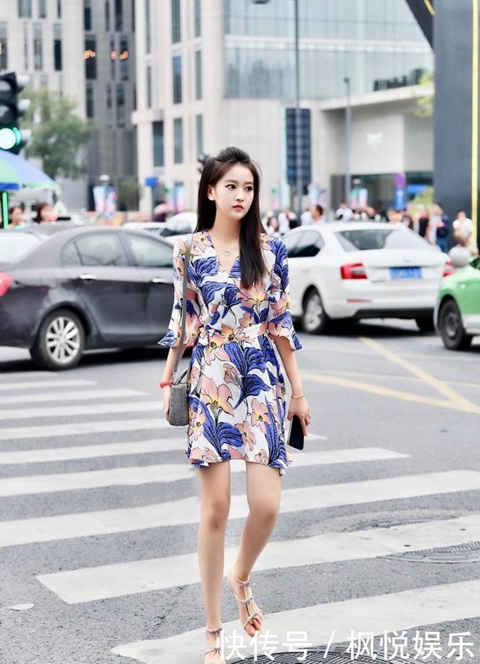 小姐姐身材丰盈且性感，选择深V款碎花裙，很抢眼