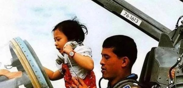 诗妮娜贵妃$难怪泰王宠爱诗妮娜贵妃,连女儿都长得如花似玉,不像泰王但受宠