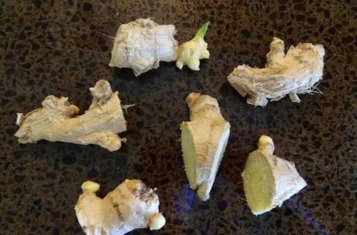 一块生姜就能搞定失眠，坚持用一周，驱寒又除湿，4种疾病不来扰