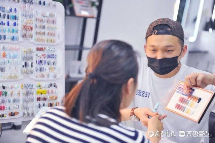 后男|85后男美甲师痴迷指尖16年，把绘画搬到了指甲上