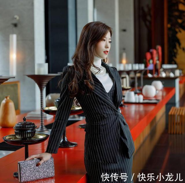 条纹 西装外套搭配马甲裙,身处职场的你一定不要错过这时尚干练的搭配