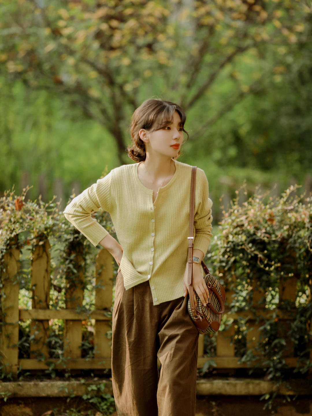 马甲+|小个子早秋穿搭指南！马甲+衬衫搭配休闲裤，穿起来少女感满分