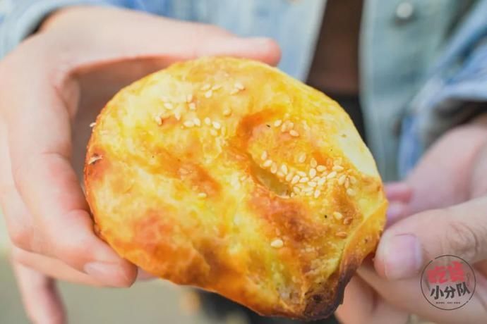 卖出|1天卖出1400个烧饼！这家“无名”烧饼摊凭什么这么火？