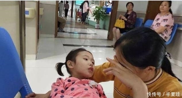 治病|5岁女孩因没钱治病,拖着象腿一样粗的大腿,每天吃止痛片止痛